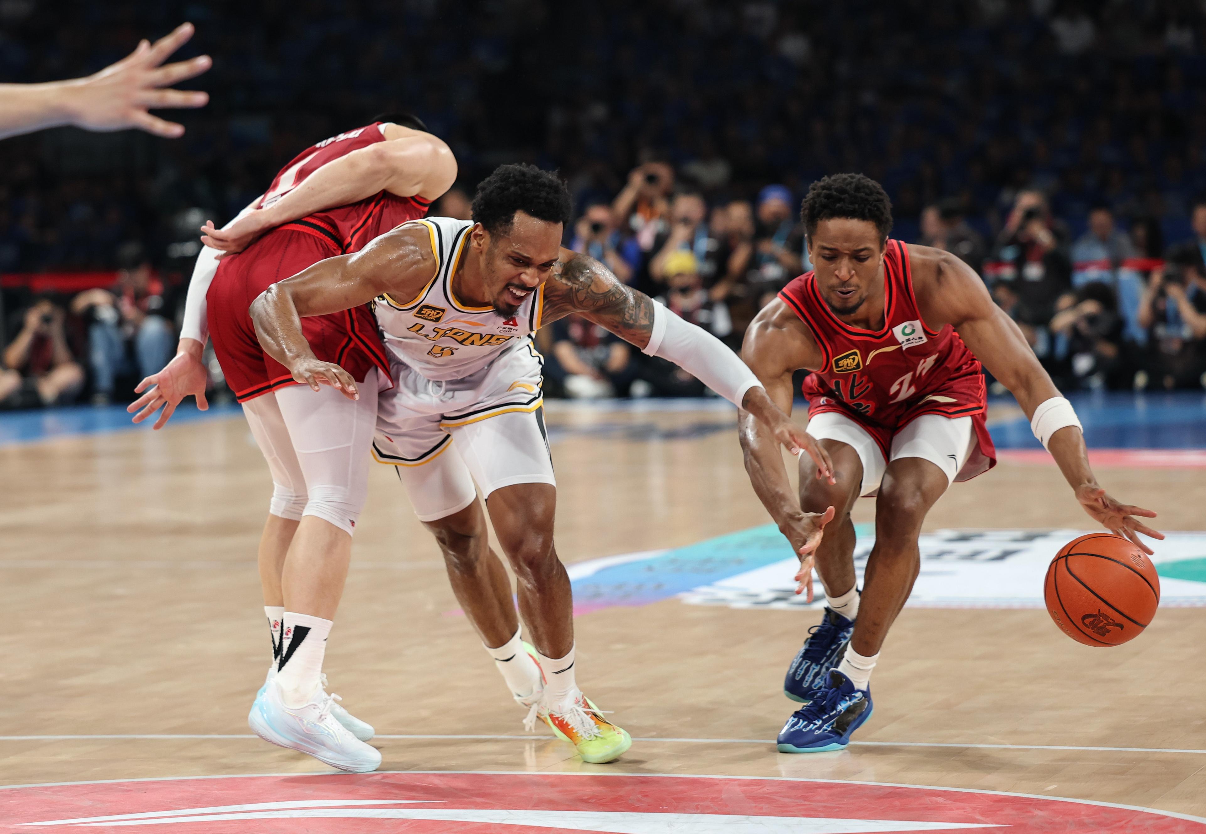 今晨突围战来临，底特律活塞围绕CBA常规赛迎来里程碑，目标明确，轮换策略成焦点