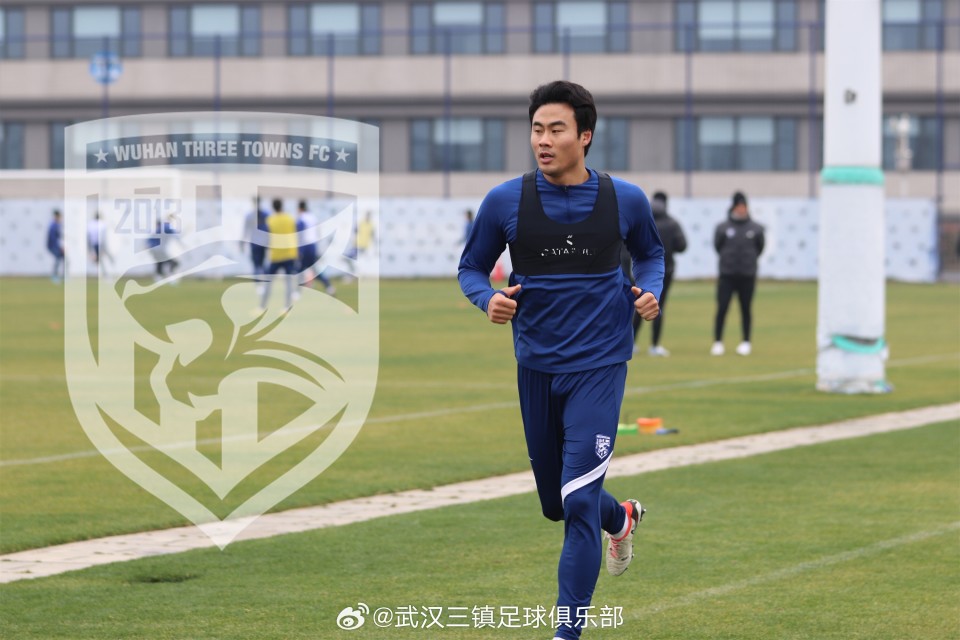 今夜体能课后，武汉三镇临场应变备战欧冠，底气十足，身体对抗强度拉满
